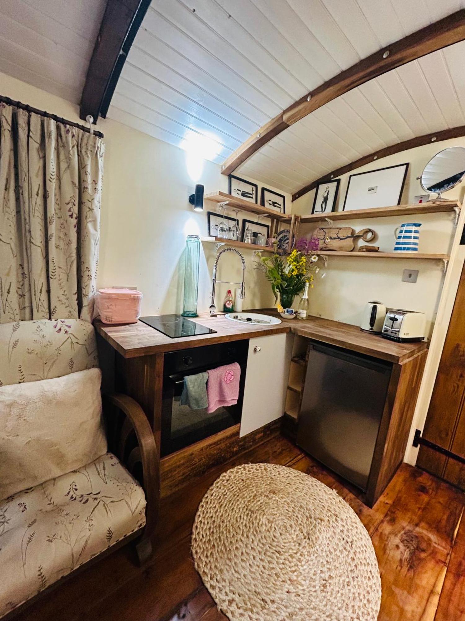The Railway Carriage - Blue Vila Glasbury Exterior foto
