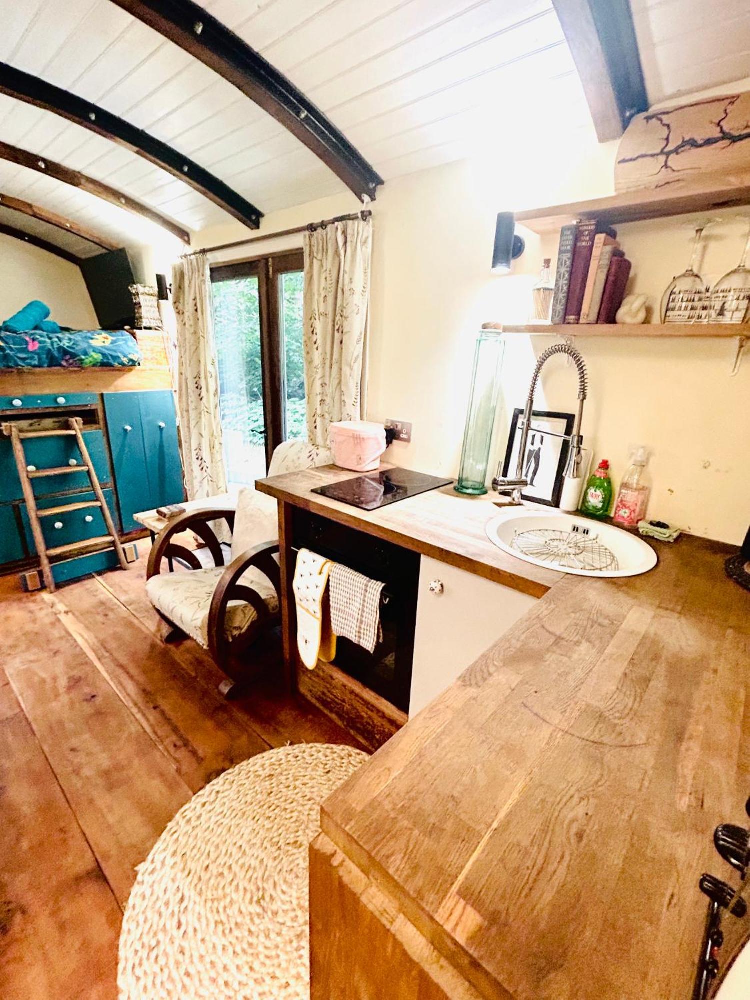 The Railway Carriage - Blue Vila Glasbury Exterior foto